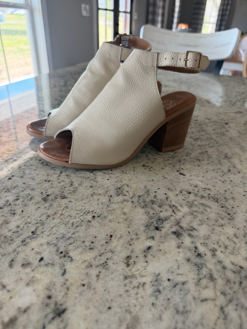 L’Artigiano Lucchese cream sling back heels